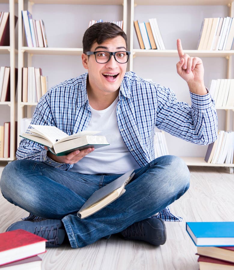 Estudiante joven estudiando libros imágenes de archivo libres de regalías