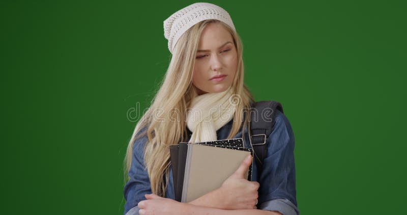 Estudiante joven inteligente en pantalla verde