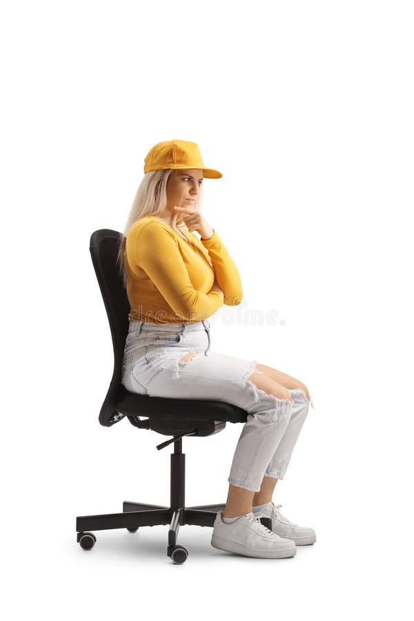 Estudiante joven sentada en una silla de oficina y pensando imagen de archivo libre de regalías