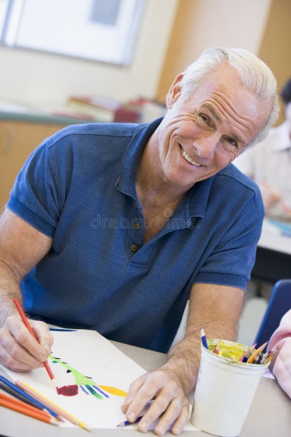 Estudiante masculino maduro en clase de arte fotos de archivo Estudiante masculino maduro en clase de arte fotos de archivo