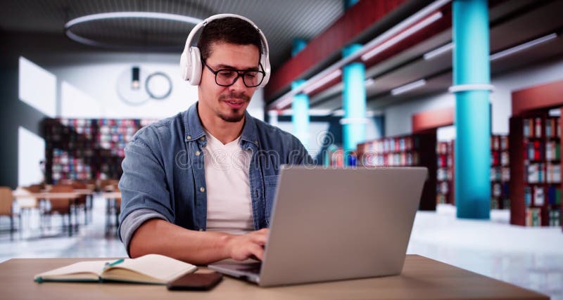 Estudiante masculino que estudia en computación imágenes de archivo libres de regalías