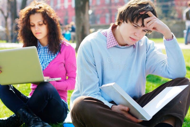 Estudiante masculino triste en el parque fotografía de archivo Estudiante masculino triste en el parque fotografía de archivo