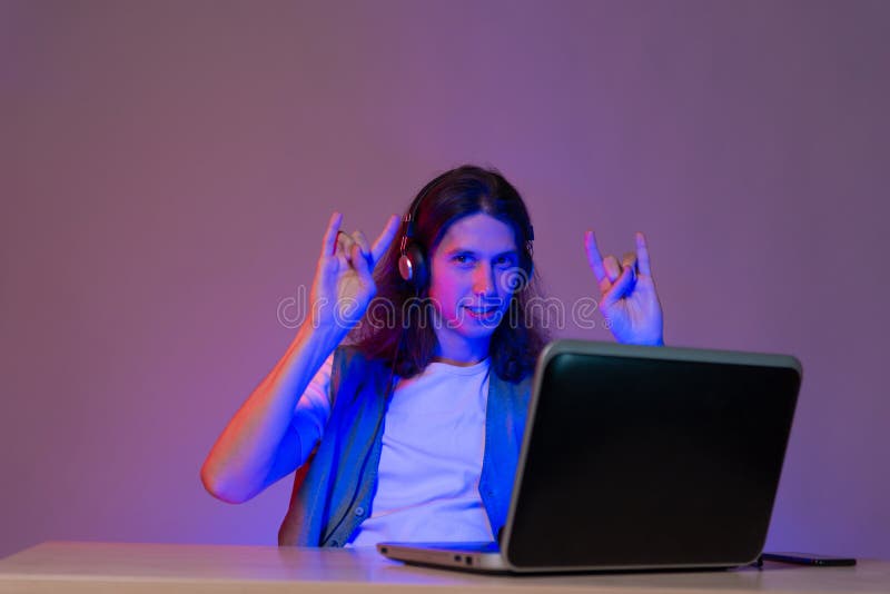 Estudiante o jugador en un portátil retrato en teñido de neón. imagen de archivo libre de regalías