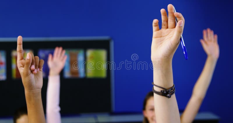 Estudiante que aumenta la mano en sala de clase