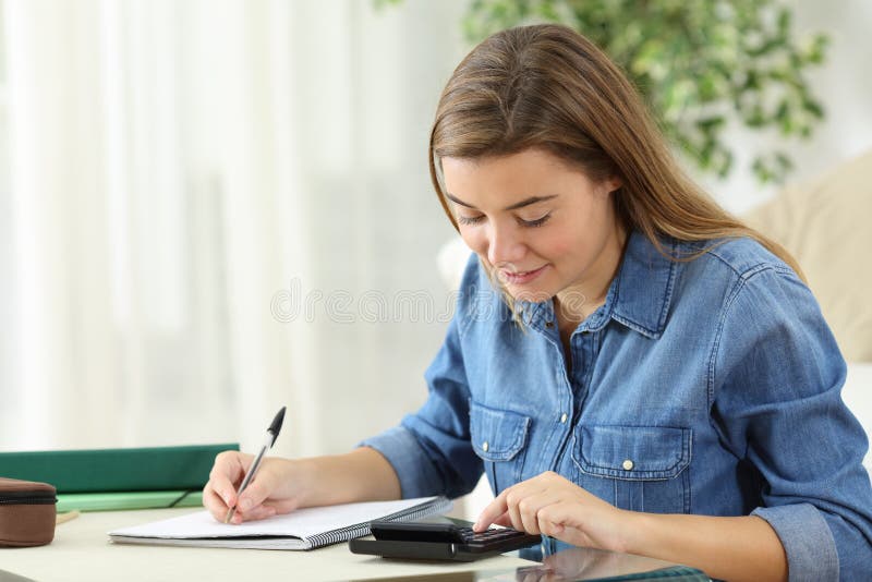 Estudiante que estudia el cálculo con una calculadora fotos de archivo libres de regalías