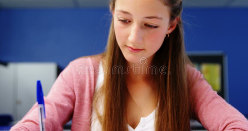 Estudiante que estudia en sala de clase