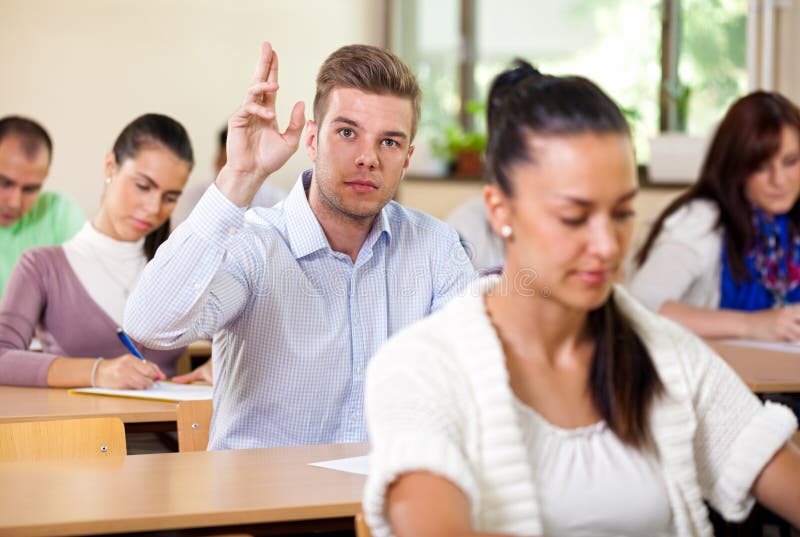 Estudiante que levanta su mano foto de archivo Estudiante que levanta su mano foto de archivo