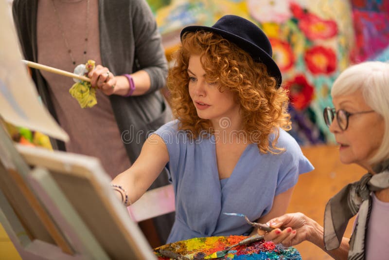 Estudiante que se sienta cerca de imagen envejecida del colorante del profesor y del amigo imágenes de archivo libres de regalías Estudiante que se sienta cerca de imagen envejecida del colorante del profesor y del amigo imágenes de archivo libres de regalías