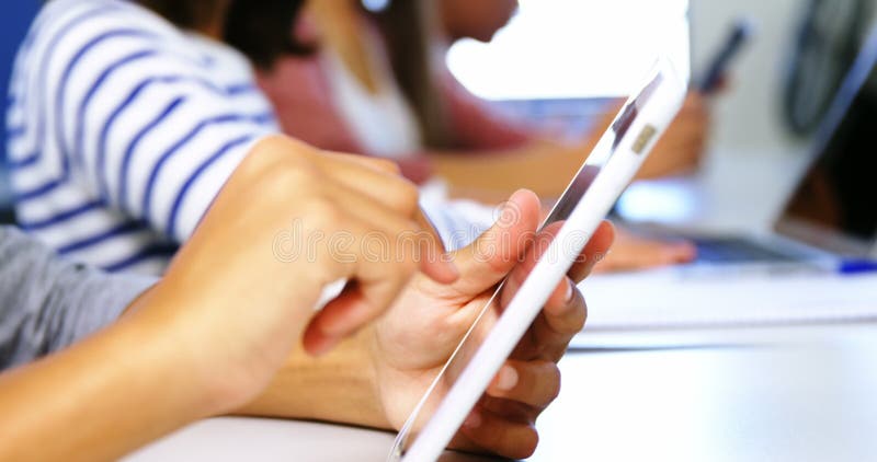 Estudiante que usa la tableta digital en sala de clase