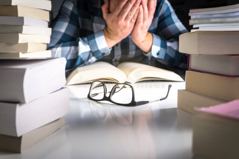 Estudiante subrayado, cansado e infeliz Demasiado trabajo de la escuela fotos de archivo libres de regalías Estudiante subrayado, cansado e infeliz Demasiado trabajo de la escuela fotos de archivo libres de regalías