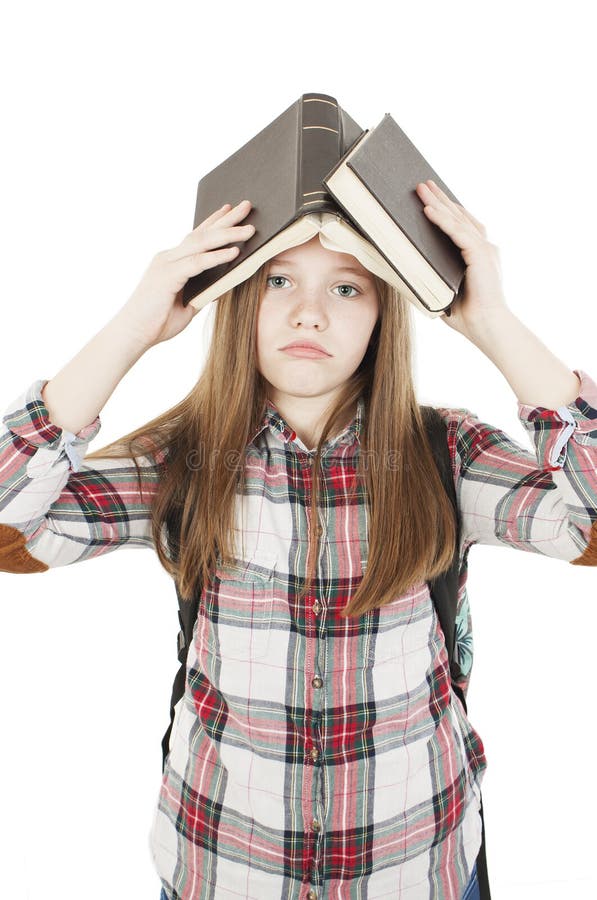 Estudiante universitario aburrido, frustrado y abrumado Chica joven con una mochila en sus libros que se sostienen traseros sobre imagen de archivo Estudiante universitario aburrido, frustrado y abrumado Chica joven con una mochila en sus libros que se sostienen traseros sobre imagen de archivo