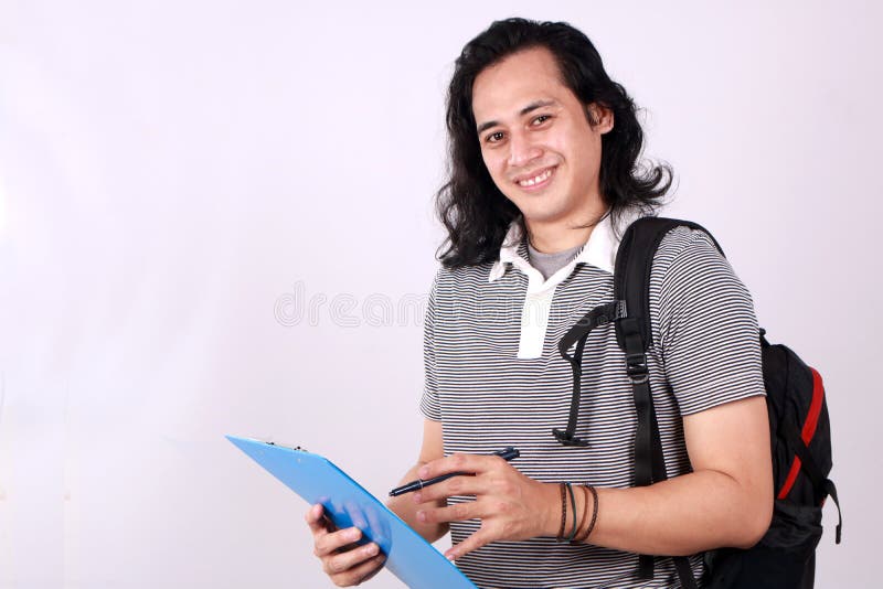 Estudiante universitario asiático sosteniendo el portapapeles y sonriendo fotografía de archivo libre de regalías