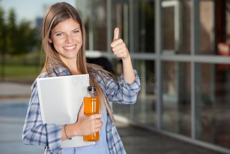 Estudiante universitario Giving Thumbs Up foto de archivo libre de regalías Estudiante universitario Giving Thumbs Up foto de archivo libre de regalías