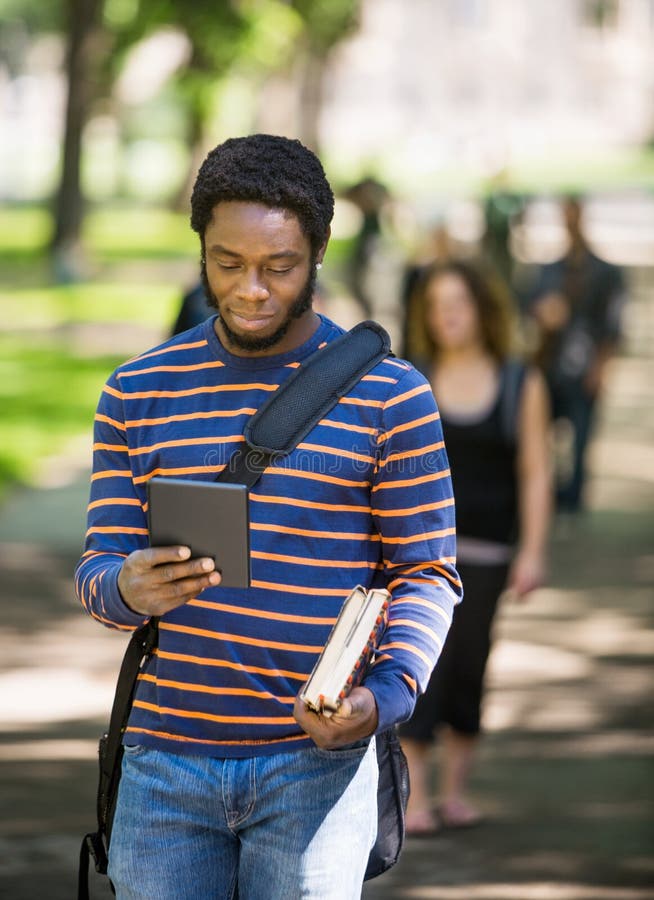 Estudiante Using Digital Tablet en campus imagen de archivo Estudiante Using Digital Tablet en campus imagen de archivo