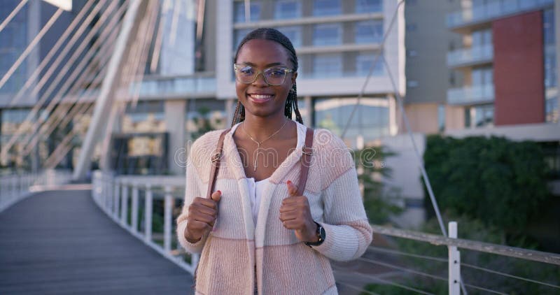 Estudiante y universidad de raza negra con bolso para el desarrollo futuro o beca académica en Australia. Joven retrato metrajes