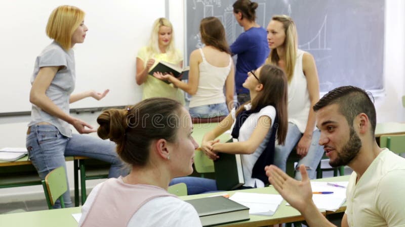 Estudiantes adultos felices durante rotura