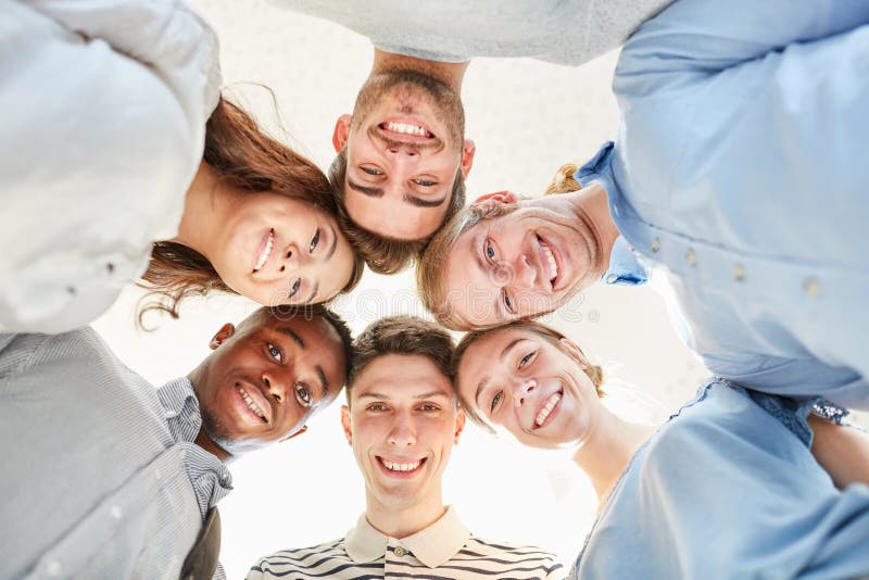 Estudiantes como equipo en un círculo imagen de archivo libre de regalías Estudiantes como equipo en un círculo imagen de archivo libre de regalías