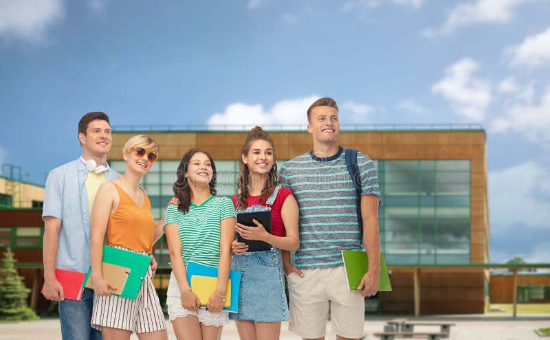 Estudiantes con los cuadernos, los libros y las carpetas imagen de archivo Estudiantes con los cuadernos, los libros y las carpetas imagen de archivo
