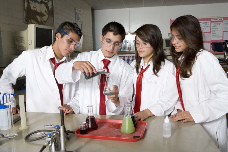 Estudiantes de la High School secundaria que conducen el experimento de la ciencia