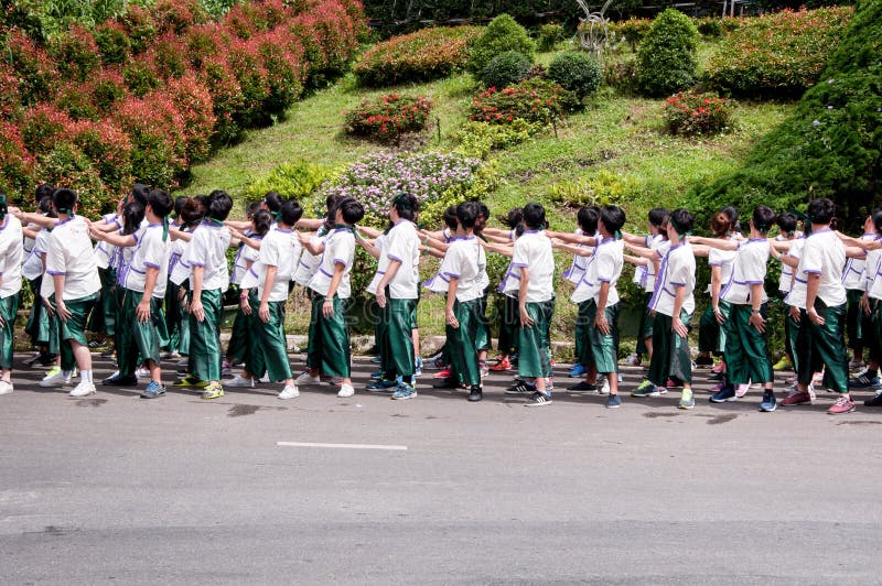 Estudiantes de primer año que acogen con satisfacción la ceremonia de la universidad de Chiang Mai, Tailandia imagen de archivo Estudiantes de primer año que acogen con satisfacción la ceremonia de la universidad de Chiang Mai, Tailandia imagen de archivo