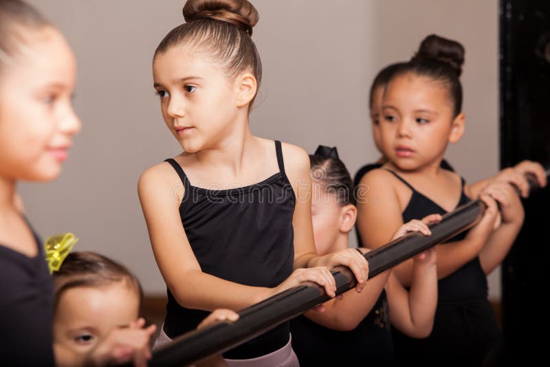 Estudiantes del ballet que prestan la atención imagen de archivo libre de regalías Estudiantes del ballet que prestan la atención imagen de archivo libre de regalías