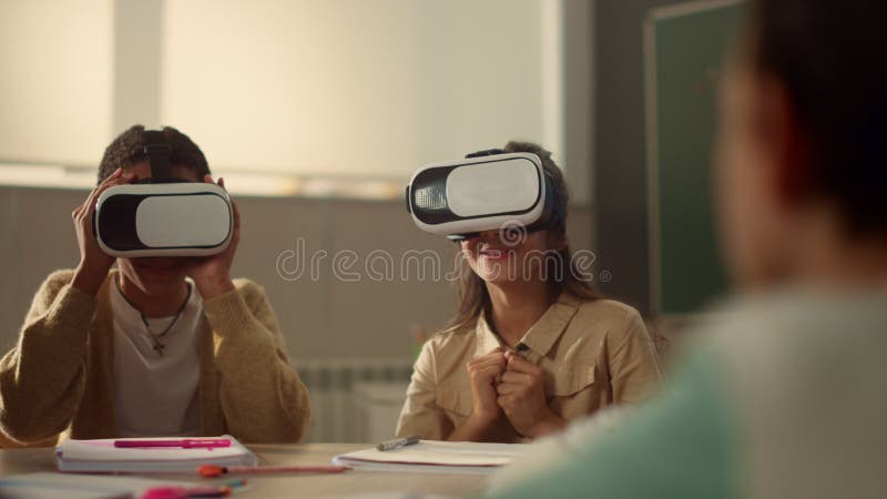 Estudiantes En Vr Gafas Aprendiendo En La Escuela. Niños Inmersos En La Realidad  Virtual Foto de archivo - Imagen de pupilas, auriculares: 220142562
