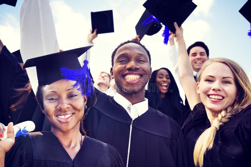 Estudiantes internacionales que celebran la graduación fotografía de archivo libre de regalías Estudiantes internacionales que celebran la graduación fotografía de archivo libre de regalías
