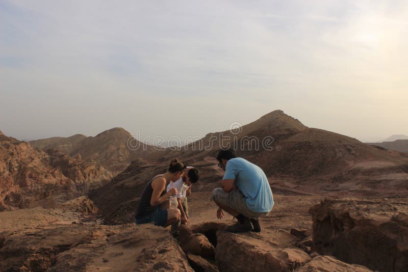 Estudiantes israelíes al aire libre en la naturaleza foto de archivo libre de regalías Estudiantes israelíes al aire libre en la naturaleza foto de archivo libre de regalías