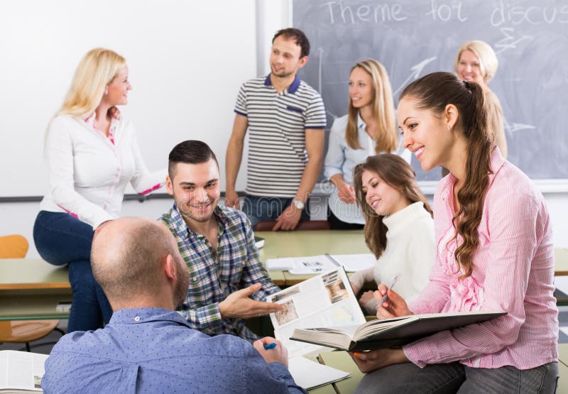 Estudiantes que charlan en la sesión de formación para los empleados durante rotura fotografía de archivo libre de regalías Estudiantes que charlan en la sesión de formación para los empleados durante rotura fotografía de archivo libre de regalías