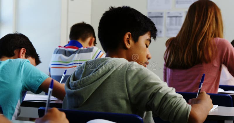 Estudiantes que hacen la preparación en sala de clase