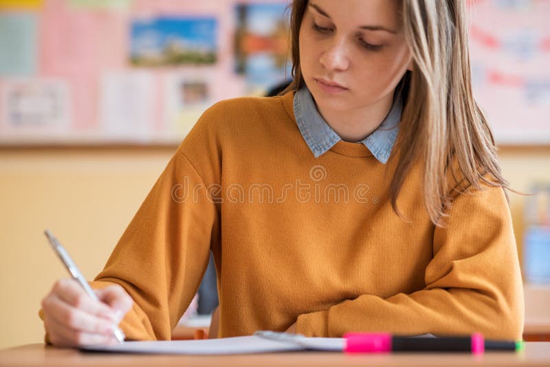 Estudiantes que toman el examen en sala de clase Prueba de la educación imagenes de archivo Estudiantes que toman el examen en sala de clase Prueba de la educación imagenes de archivo