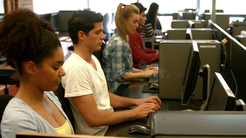 Estudiantes que usan los ordenadores