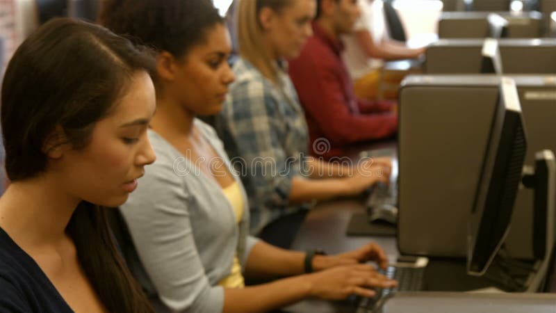 Estudiantes que usan los ordenadores