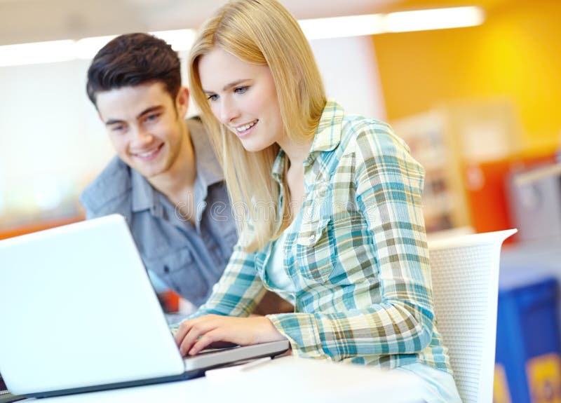 Estudiantes universitarios y portátiles para el aprendizaje de la investigación y la educación superior con estudio y sonrisa de p fotos de archivo