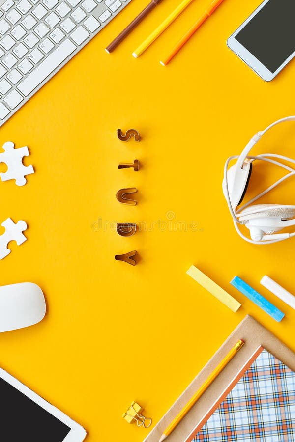 Escritorio Amarillo Del Estudio Foto de archivo - Imagen de moderno