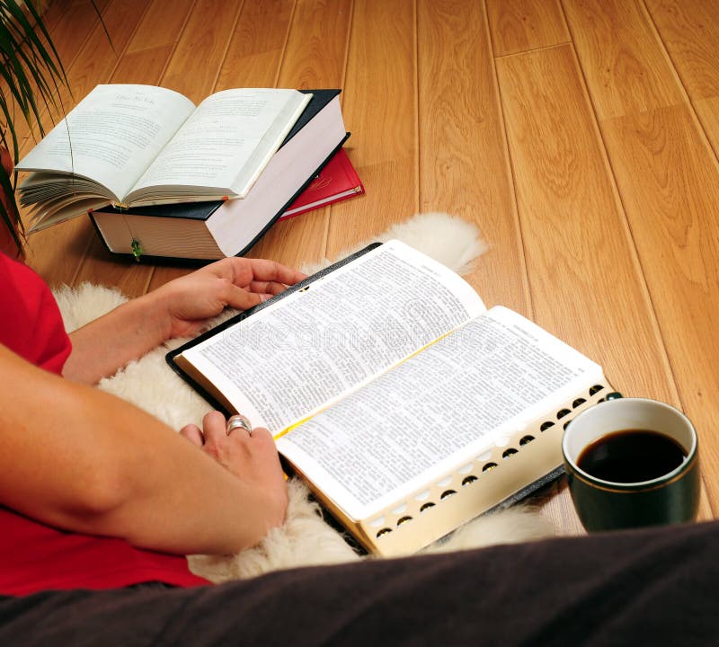 Estudio de la biblia foto de archivo Estudio de la biblia foto de archivo