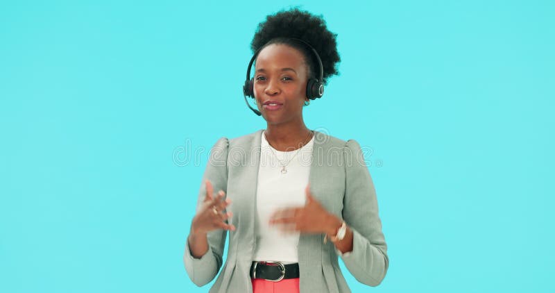 Estudio de servicio al cliente y mujer de color explican telecom de empresa de telemarketing crm o consejo de servicio al cliente. almacen de metraje de vídeo