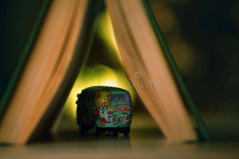 Estudio del bokeh del oro del libro del coche del juguete fotografía de archivo libre de regalías Estudio del bokeh del oro del libro del coche del juguete fotografía de archivo libre de regalías