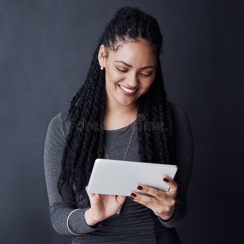 Estudio feliz y mujer con pergamino para el blog de lectura de tabletas e historia de noticias para el periodista de negocios. per imágenes de archivo libres de regalías