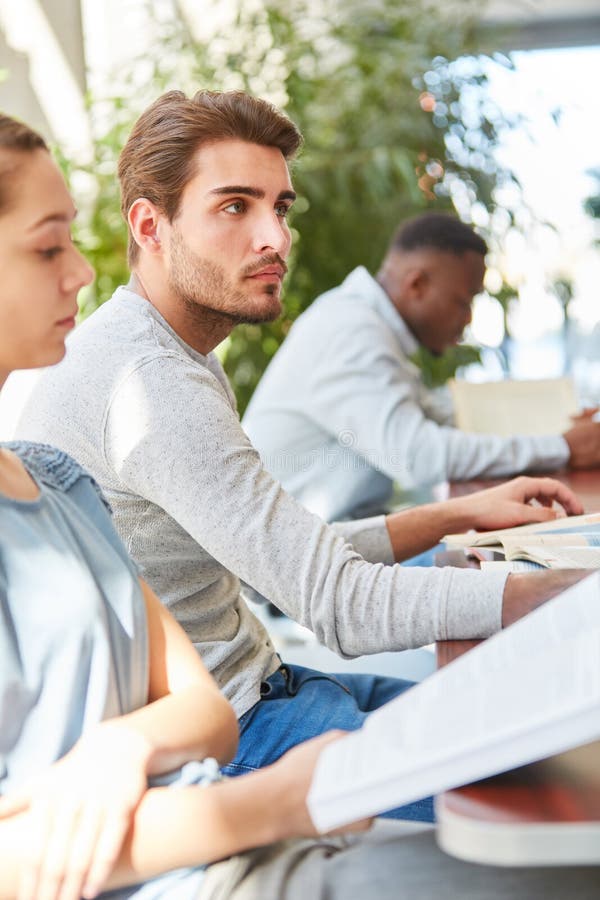 Estudio joven del estudiante con el equipo imágenes de archivo libres de regalías Estudio joven del estudiante con el equipo imágenes de archivo libres de regalías