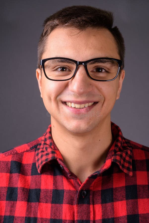 Estudio tirado de la sonrisa hermosa joven del hombre imágenes de archivo libres de regalías Estudio tirado de la sonrisa hermosa joven del hombre imágenes de archivo libres de regalías
