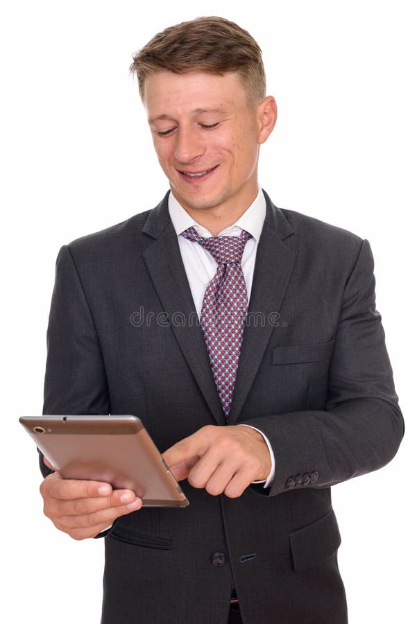 Estudio tirado del hombre de negocios cauc?sico feliz joven que usa t digital foto de archivo libre de regalías Estudio tirado del hombre de negocios cauc?sico feliz joven que usa t digital foto de archivo libre de regalías