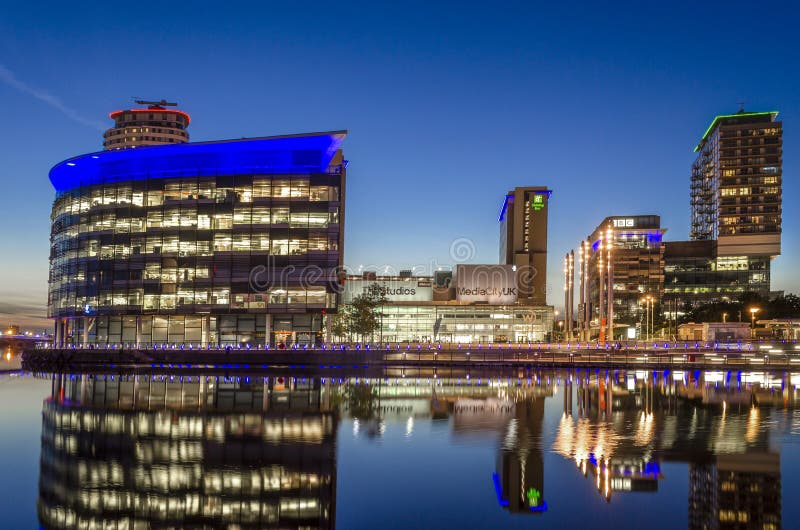 Estudios de la BBC tirados en la tarde en Media City Reino Unido, muelles de Salford, Nr Manchester, Inglaterra, el 10 de agosto fotografía de archivo Estudios de la BBC tirados en la tarde en Media City Reino Unido, muelles de Salford, Nr Manchester, Inglaterra, el 10 de agosto fotografía de archivo