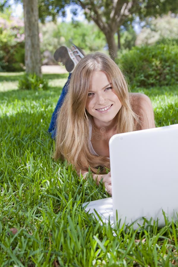 Garota Feliz Sentada Na Grama Verde Com Laptop. Iniciar. Jogo De Computador  Infantil. De Volta à Escola. Educação Online Imagem de Stock - Imagem de  laptop, surpreendido: 196903861