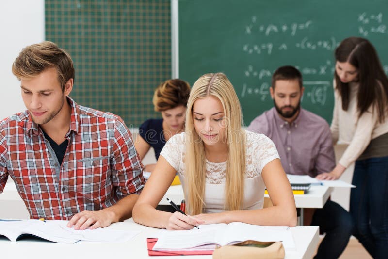 Estudo do homem novo e da mulher foto de stock Estudo do homem novo e da mulher foto de stock