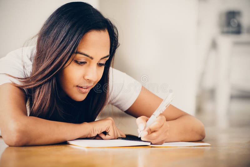 Estudo indiano feliz da escrita da educação do estudante de mulher