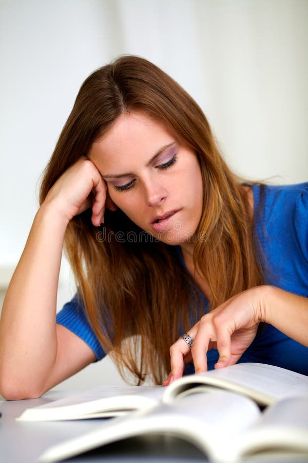 Estudo louro tired bonito da rapariga fotografia de stock Estudo louro tired bonito da rapariga fotografia de stock