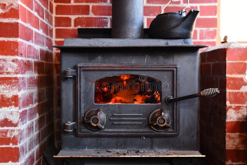 Interior De Una Chimenea Con Estufa De Leña Vintage Foto de archivo -  Imagen de raspador, cosas: 228987740