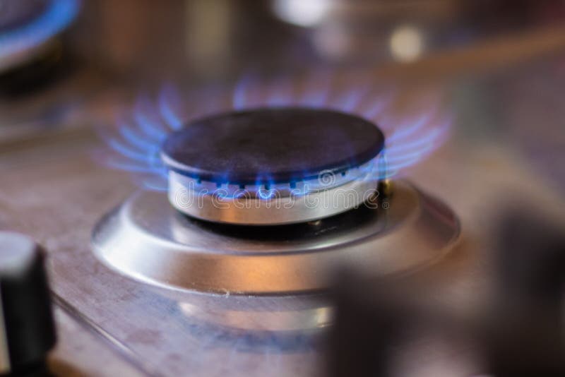 Estufa de gas con la llama azul Estufa con una hornilla encendida fotos de archivo libres de regalías Estufa de gas con la llama azul Estufa con una hornilla encendida fotos de archivo libres de regalías