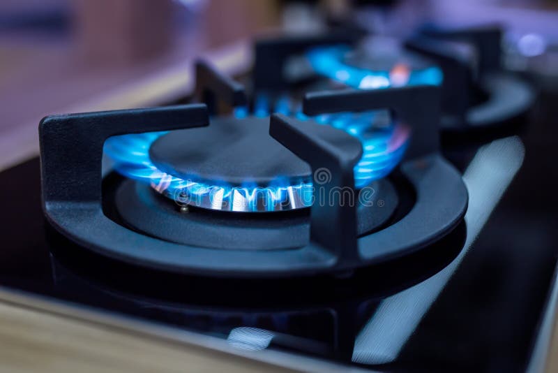 estufa Estufa del cocinero Estufa de cocina moderna con la quema de las llamas azules fotos de archivo estufa Estufa del cocinero Estufa de cocina moderna con la quema de las llamas azules fotos de archivo